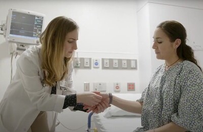 Кодирование Аквилонг в Орле Врач держит пациентку за руку